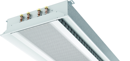 Besonders flacher, zweiseitig ausströmender Deckeninduktionsdurchlass für 600er und 625er Deckenraster mit horizontalem Wärmeübertrager